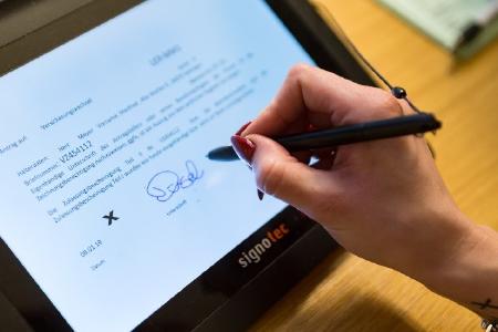 Handakte adieu: Kfz-Zulassung mit elektronischer Signatur im Landkreis Leer / Bildmaterial: © Landkreis Leer