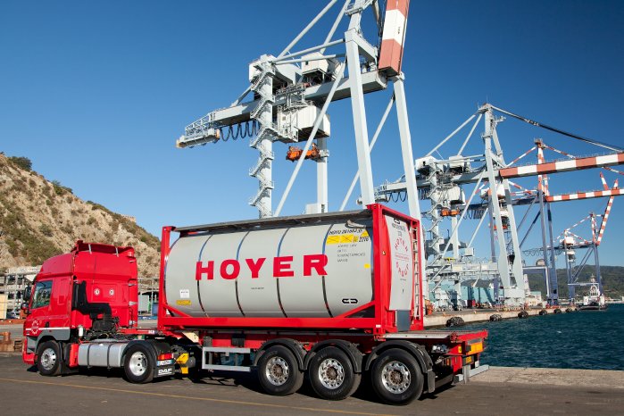 HOYER-Tankcontainer_im_Hafen.jpg