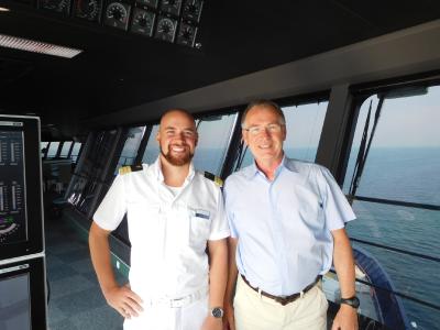 Sven Kassel (Absolvent der Hochschule Bremen, links) und Prof. Thomas Jung (Institut für Maritime Simulation) auf der Brücke von "Mein Schiff 1"