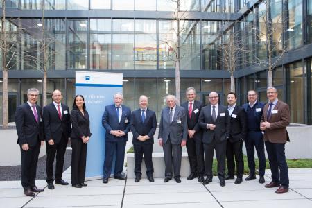 BU: (von links): Robert Friedmann, Sprecher der Konzernfüh-rung der Würth-Gruppe, Dr. Mark Hiller, Vorsitzender der Ge-schäftsführung RECARO Aircraft Seating GmbH & Co. KG, Elke Döring, IHK-Hauptgeschäftsführerin, Prof. Dr. Dr. h. c. Harald Unkelbach, IHK-Präsident, Kent D. Logsdon, US-Geschäftsträger ad Interim, Prof. Dr. h. c. mult. Reinhold Würth, Vorsitzender des Stiftungsaufsichtsrats der Würth-Gruppe, Hans Peter Fuchs, Geschäftsführer ebm-papst Mulfingen GmbH & Co. KG, Martin Friz, Geschäftsführender Gesellschaf-ter WEIMA Maschinenbau GmbH, Thomas Kyriakis, Bereichs-vorstand Schwarz Zentrale Dienste Beteiligungs-GmbH, Gerd Chrzanowski, Vorstandsvorsitzender Schwarz Zentrale Diens-te Beteiligungs-GmbH, Dr. Walter Döring ADWM GmbH Aka-demie Deutscher Weltmarktführer. Foto: Marc Weigert