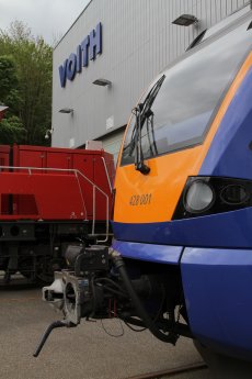 2_Ein Flirt von cantus vor dem Voith Rail Service Center in Kiel.jpg