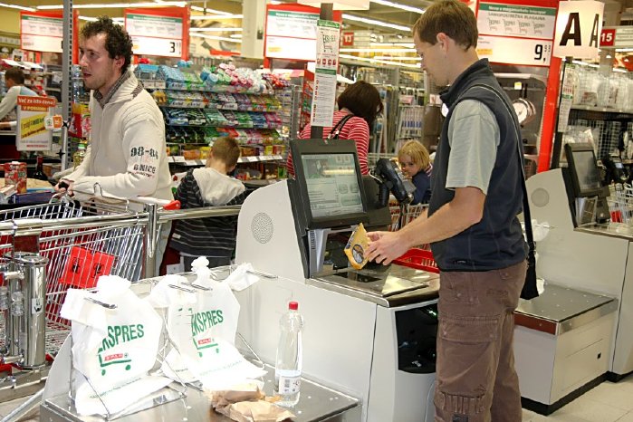 NCR_SelfServ_Checkout_SPAR_Slovenia_hypermarket__22_[1].jpg