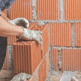 Sicherheitsarchitekturen baut man wie Mauern: mit System, Präzision und stabilen Grundlagen.