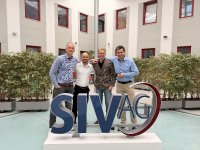 : Nach Vertragszeichnung am 27.10.2026 in der SIV-Zentrale Roggentin: von rechts nach links: Ilin Dobrew, Geschäftsführer Enloc Energy GmbH. Andreas Lüth, Vorstandsvorsitzender SIV.AG. Franz Athenstaedt, Vertriebsleiter Enloc Energy GmbH. Dan Selmert, Bereichsleiter Professional Services SIV.AG. 