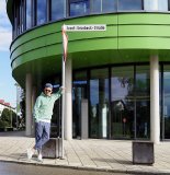 Jan Delay vor dem Grünbeck Forum am Unternehmenssitz der Grünbeck Wasseraufbereitung GmbH in Höchstädt an der Donau.