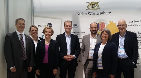 Die Aussteller des baden-württembergischen Gemeinschaftsstandes, bestehend aus der BIOPRO Baden-Württemberg GmbH, Baden-Württemberg International und den drei Start-ups Akesion GmbH, GeneWerk GmbH und GoSilico GmbH, auf der BIO International Convention 2018 in Boston / © BIOPRO Baden-Württemberg GmbH