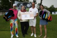 Marketingleiter Oliver Piontkowsky (Zweiter von rechts) übergab beim Caparol Golfcup eine Spende in Höhe von 5000 Euro an Anna Whaley von der Kinderhilfsorganisation 