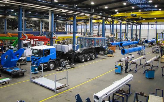 LKW-Arbeitsbühnen Montage in der Ruthmann Fertigungshalle.webp