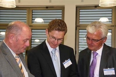 Die Pausen zwischen den Vorträgen ließen Zeit für Fragen und Diskussionen. (v.l.) Helmut Peterseim, Martin Harnisch, Siegfried von Roth