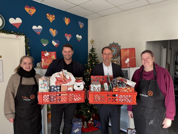 Übergabe Geschenke an Kindertafel_C_SWS.JPG