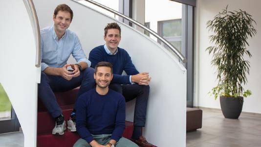 Die Gründer Paul Indinger (l.), Leopold Neuerburg (r.) und Raoul Friedrich (vorne) / Bild: ©BuildingRadar