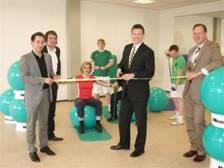 Einweihung des neuen Gesundheitsraums bei Actebis in Soest: Das Management von Actebis Peacock und Microsoft beim Durchschneiden des Bandes