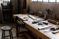Ein unbesetzter Arbeitsplatz in einer Werkstatt, das Werkzeug liegt bereit. Symbolbild zu unbesetzten Stellen und dem Verlust an Wertschöpfung. Bild KI-generiert