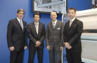 Freuen sich über die Auftragsvergabe (von l. nach r.): E.Gaugenrieder, Niederlassungsleiter technotrans Gersthofen, A. Zehnder, Geschäftsführer der Zehnder Print AG, H. Brickenkamp, Vorstand der technotrans AG, A.Honsel, Leiter Druckzentrum Zehnder Print 