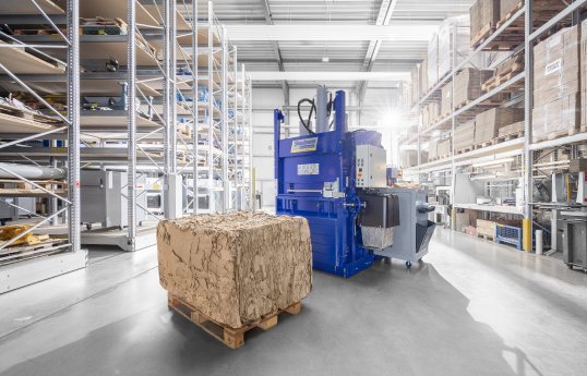 Strautmann AutoLoadBaler mit Ballen.jpg