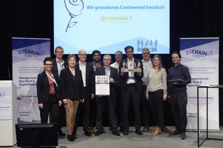 Glückliche Gewinner: Jan Axt (Leiter Automotive Supply Chain Management Strategie & Innovation,; 4.v.r.) und sein Team von Continental freuen sich über den Supply Chain Management Award 2019. Dr. Petra Seebauer (Geschäftsführerin der EUROEXPO Messe- und Kongress-GmbH und Herausgeberin des Fachmagazins LOGISTIK HEUTE; 3.v.l.), Harald Geimer (Partner bei PwC Management Consulting; 4.v.l.) und Kerstin Gliniorz (Laudatorin und Director Supply Chain Strategy bei ADM Wild; l.) gratulieren im Namen aller Jurymitglieder