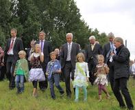 Auf dem Weg zum Weißen Schöps: Uwe Svarovsky, Abteilungsleiter Landesdirektion Sachsen, Uwe Grosser, Vorstand des Bergbauressorts bei Vattenfall, Stanislaw Tillich, Ministerpräsident des Freistaates Sachsen, Dr. Hans-Ulrich Sieber, Geschäftsführer der Landestalsperrenverwaltung, und Hubertus Altmann, Vorstand des Kraftwerksressorts bei Vattenfall (v.l.n.r.) mit Kindern aus der Region Auf dem Weg zum Weißen Schöps: Uwe Svarovsky, Abteilungsleiter Landesdirektion Sachsen, Uwe Grosser, Vorstand des Bergbauressorts bei Vattenfall, Stanislaw Tillich, Ministerpräsident des Freistaates Sachsen, Dr. Hans-Ulrich Sieber, Geschäftsführer der Landestalsperrenverwaltung, und Hubertus Altmann, Vorstand des Kraftwerksressorts bei Vattenfall (v.l.n.r.) mit Kindern aus der Region