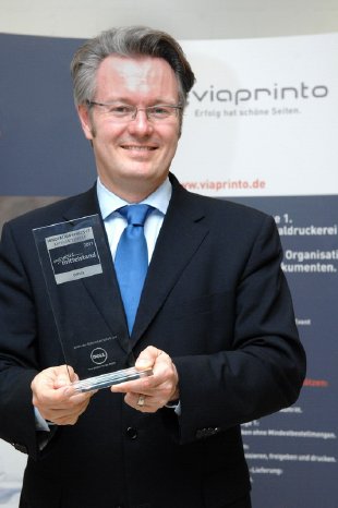 Dr. Michael Fries mit dem Innovationspreis-IT_hochkant.jpg