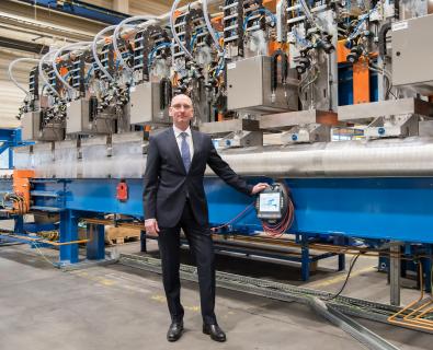 Gerold Keune im Hertwich-Werk vor einer der leistungsfähigsten Ultraschallprüfanlagen mit bis zu AA-Prüfqualität und intuitiven Bedienfunktionen