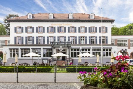 Dieses Hotel, ein Kulturdenkmal, steht mitten im Kurpark von Bad Salzhausen (Nidda, Hessen). Vor 190 Jahren baute der renommierte Architekt Georg Moller den dreigeschossigen Mittelbau, dem später noch Seitenpavillons angegliedert wurden. Heute ist das ehemalige Kurhaus ein Kurhaus-Hotel mit 49 Doppel- und Einzelzimmern und mehreren Wohnungen (Foto: Caparol Farben Lacke Bautenschutz/Blitzwerk.de)