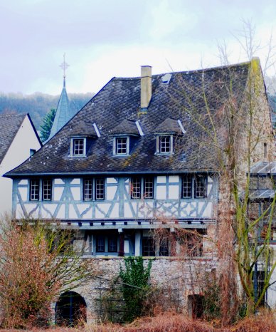 Bild_1-Historisches_Fachwerkhaus_in_Altendiez_bei_Limburg_2008_(Foto_Achim_Zielke).jpg