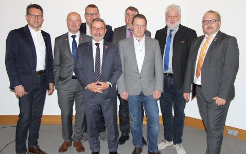 Der neu gewählte Vorstand der Handwerkskammer Freiburg (v.l.n.r.): Friedrich Sacherer, Vizepräsident Arbeitgeber Christof Burger, Bernd Wölfle, Präsident Johannes Ullrich, Frank Hug, Rafael Gerber, Ferrit Kellouche, Michael Schwab. Der neu gewählte Vizepräsident Arbeitnehmer René Gammerdinger konnte leider nicht am Fototermin teilnehmen (Foto: Handwerkskammer Freiburg)