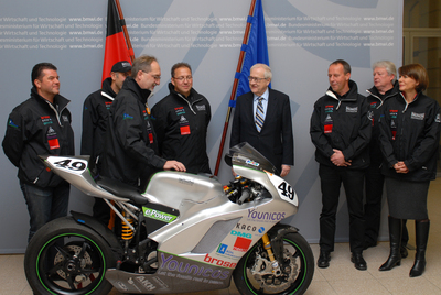 Brüderle empfängt Elektromotorradsport-Doppelweltmeister Münch-Racing-Team