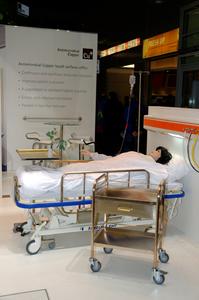 Hygienestandards erweitern: Ausstattung des Patientenzimmers mit Bettgitter, Infusionsständer, Bett-Tisch, Vielzweckwagen sowie Anschlussdosen und Ventile für medizinische Gase aus antimikrobiell wirksamen Kupferlegierungen (Modellausstattung, MEDICA 2013). (c) A. Vessey/Copper Development Association