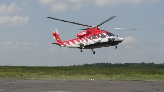 Der BGR-Hubschrauber Sikorsky S-76B kurz nach dem Start.jpg