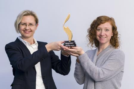Personalentwicklerin Isabella Weidele und Personalreferentin Iris Heydemann mit dem Award