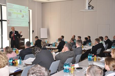 Keynote Sprecher Prof. Dr. Buhl referiert zum Thema Risikomanagement
