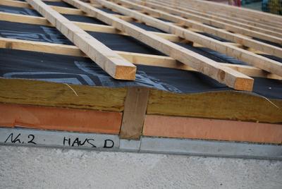 Das Massivdach kombiniert die Vorteile der Baustoffe Holz und Beton. Integrierte Dämmschichten garantieren guten Schallschutz und ein angenehmes Wohnklima. Die Objekte in Mutterstadt entsprechen dem KfW-Effizienzhaus-Standard 55.