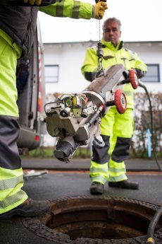 Roboter verlegen Glasfaserkabel im Kanal2.jpg