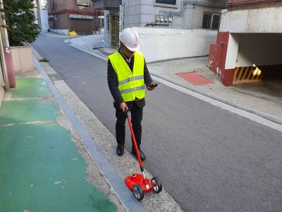 Überprüfung erdverlegter Gasleitungen in den Straßen von Seoul mit dem Mehrbereichsmessgerät OLLI und einer Teppichsonde von Esders