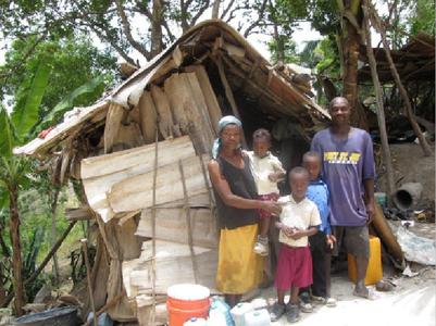 Notdürftige Hütte aus Palmenblätter, Quelle: Medair