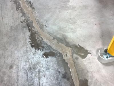 Ein typischer Anwendungsfall sowohl für Epoxidharze als auch für mineralische Mörtel sind Reparaturen wie solche Fugensanierungen. Mit Rapid Set CEMENT ALL lassen sich innerhalb weniger Stunden hoch belastbare Flächen erstellen – jedoch ohne die bei Epoxidharzen auftretenden Verunreinigungen der Atemluft und die daher nötigen Schutzausrüstungen