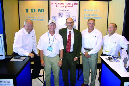 Von links nach rechts: Sales Partner Steve Sullivan, TDM-Anwender Marc Sweeney von Major Tools & Machine, In., Harald W. Kaiser, Vice President TDM Systems Inc., Chris Rezny, Program Manager Midwest und Gery Buk, Project Manager / Engineering