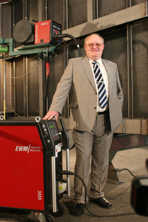 Niederlassungsleiter und Prokurist Dipl.-Ing. Wilfried Handt: "Unser Erfolg liegt nicht zuletzt in der Qualität unserer Fertigung". Hierzu hat das Unternehmen konsequent in modernste Produktionsmittel investiert/Foto: EWM HIGHTEC WELDING