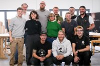 Ambassador-Meeting 2024 in der OLI-NATURA Lehrwerkstatt.
Von hinten nach vorne: Götz Schubert, @jo_himself, @umgeholzt, @rauhbank_woodart, @use.less.design, Sylke Schubert, Michael Kuhn, Florian Fischer, @bressel.home, @sp1k3s_woodshed, @schreinermeister_m.schmid
Foto: @use.less.design