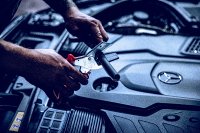 Die Original LÖWE 3.806 ist ein vielseitiges Werkzeug mit Trapezklinge. Ob in der Automobilbranche, Maler/Tapezierer, IT-Branche oder auch Modellbau, sie kommt dort zum Einsatz, wo Schnitte besonders präzise sein müssen.