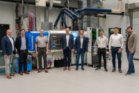 Das Projektkonsortium vor der LSR-Spritzgießmaschine von KraussMaffei mit der Dosieranlage von NEXUS in der SKZ-Modellfabrik. Von links: Jürgen Ritter (Weschu), Sebastian König (Meusburger Georg GmbH & Co KG), Marcel Bestenlehrer (Bestenlehrer GmbH), Jörg Essinger & Torsten Schnell (GÜNTHER Heisskanaltechnik GmbH), Thomas Lender & Markus Scheuerlein (toolcraft AG) und Bernhard Hennrich (SKZ). / Foto: Luca Hoffmannbeck, SKZ