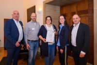 v. l. n. r.: Arno Minas (Nachhaltigkeitsdezernent der Stadt Münster), Michael Brinkmann (GWS), Luisa Gödecke (GWS), Linda Schwaning (GWS), Viktor Haase (Staatssekretär beim Ministerium für Umwelt, Naturschutz und Verkehr des Landes Nordrhein-Westfalen) bei der Preisverleihung