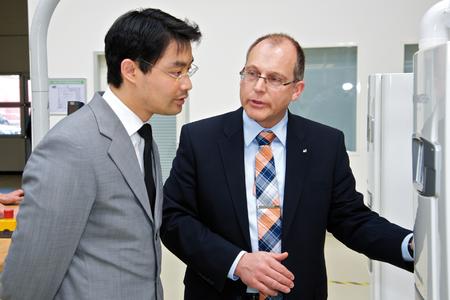 Einig im Ziel zur Markteinführung der Brennstoffzellen-Heizung: Bundeswirtschaftsminister Philipp Rösler beim Rundgang durch die Fertigung des Hamburger Brennstoffzellen-Heizgeräte Herstellers, begleitet von Guido Gummert, Baxi Innotech-Geschäftsführer