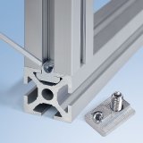 Spannverbinder S – mk erweitert seine Verbindungselemente um einen zusätzlichen Spannverbinder für starke und leitfähige Verbindungen von Aluprofilen ohne Störkonturen.