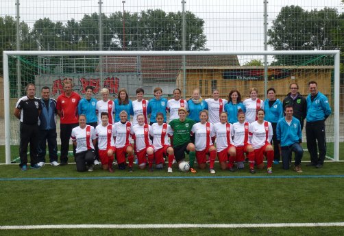 TSV-Damen in neuen Trikots_09-2013 Agrillo.JPG