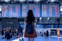 Anzeigetafeln und Webseiten unter .aero liefern aktuelle Informationen zu Flügen