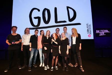 Die Virtual Design-Studierenden der Hochschule Kaiserslautern bei der der Auszeichnung mit GOLD beim ADC-Wettbewerb / © Getty 2018
