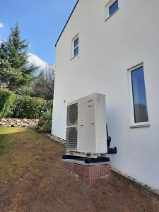 Montiertes Außengerät einer Panasonic Luft-Wärmepumpe © iKratos
