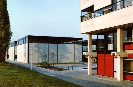 Abb. 1: Im Zeitraum 1968 bis 1970 wurden an der TU Darmstadt sieben Versuchshallen in feuerverzinkter Stahl-Leichtbauweise errichtet. (Foto: Universitätsarchiv Darmstadt)