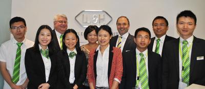 Am 24. Oktober 2013 eröffnete W&H Geschäftsführer Peter Malata anlässlich der internationalen Fachmesse Dentech die neue Niederlassung von W&H China in Shanghai. Von links nach rechts: Zhou Jun (Technik), Rita Chen (Vertrieb), Peter Dorrell (Geschäftsführer W&H China), May Zhang (Vertrieb), Lily Chen (Assistenz), Fiona Tian (Büroleitung), Peter Malata (W&H Geschäftsführer), Jerry XiaBo (Vertrieb), Xunge Yin (Vertrieb) und Lin Yu (Vertrieb)